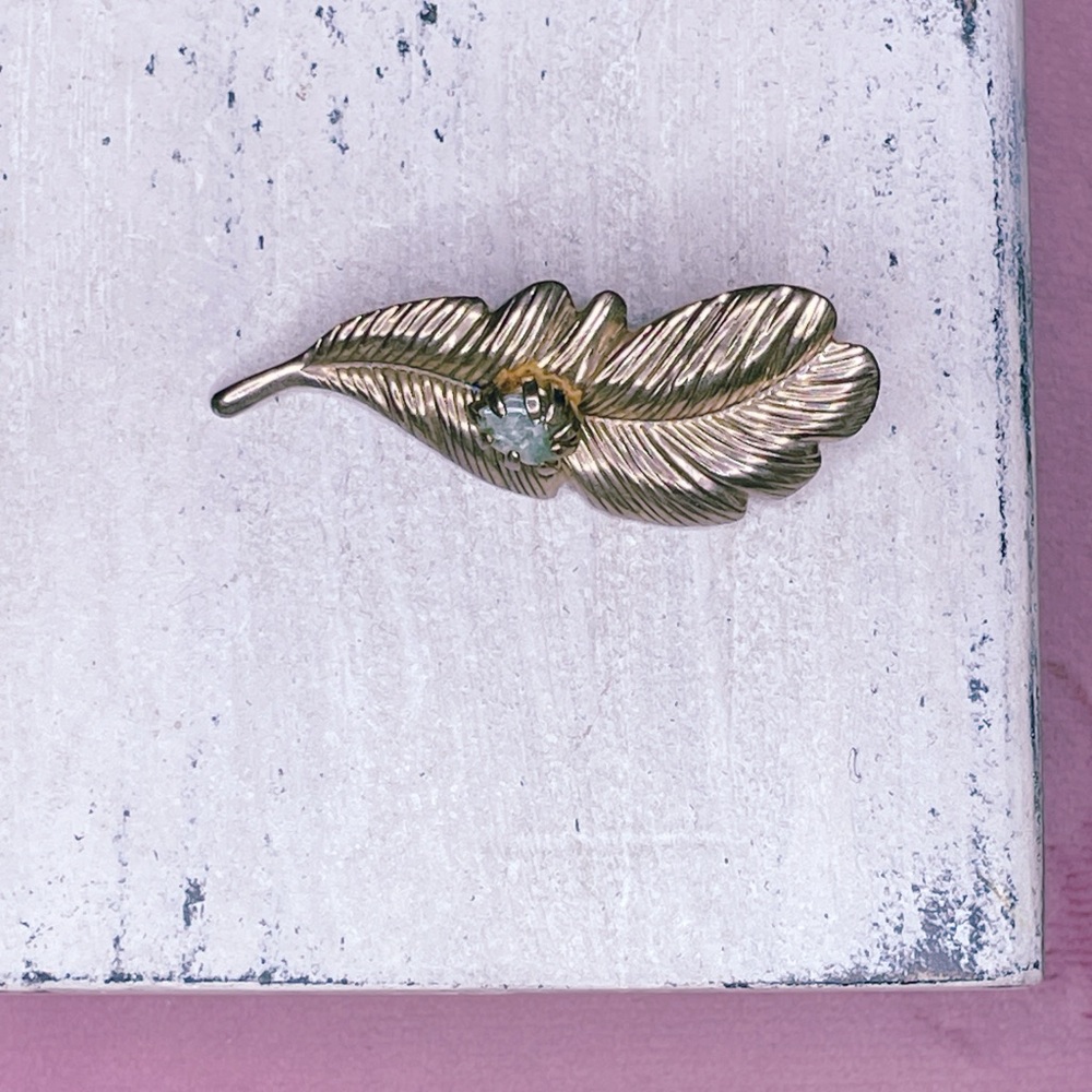 102u. Vintage Goldtone Leaf Brooch with Rhinestone